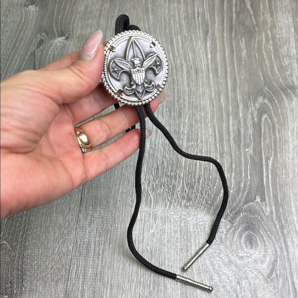 Stylish Silver Bolo Tie with Fleur-de-Lis